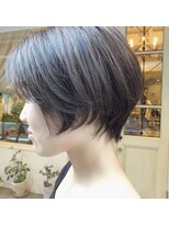 マウロア(MAULOA)&nbsp;"小顔 前下がり ショート 暗髪ハイライトカラー"ayumi