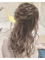 ルゥーダ シロカネダイ(Rouxda. SHIROKANEDAI) ゆるふわハーフアップスタイル