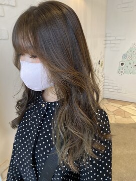ユイバイラドンナ(Huit by LADONNA) ハイライトでつくるオリーブグレージュ