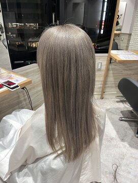 リーオオサカ(Lee Osaka) 白髪を活かしたカラー/kana