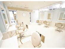 ノアパルフェ 銀座(noah parfait)の雰囲気（フロアはオートクチュールな鏡に癒しのホワイトテイスト空間♪♪）