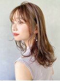大人ガーリーダークアッシュミディアムレイヤー似合わせカット