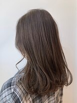カミエ(kamie)&nbsp;ロングヘア×グレージュで叶える大人っぽい透明感