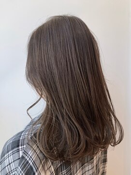 カミエ(kamie) ロングヘア×グレージュで叶える大人っぽい透明感