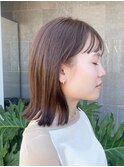 透明感のあるベージュカラーのロブヘア