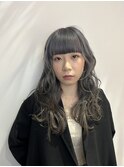 ホワイトブロンドシルバーカラーレイヤーカット