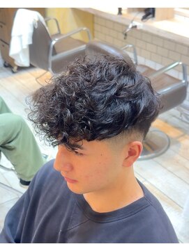 グルーマーズトウキョウ(GROOMER/S TOKYO) スペインカール　フェード　海外風　メンズパーマ