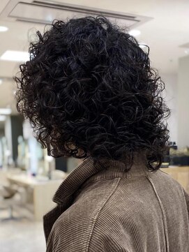 シャルムバイケンジ(Charm.by KENJE) メンズパーマ波巻きツイストスパイラル刈り上げセンターパート