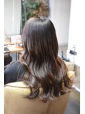 艶々ロングの巻き髪スタイル