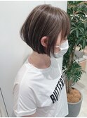 大人ハイライトカラーベージュ耳かけ丸みショートボブ