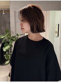 ナチュラルなプレイングカラー・ぱつっとボブ