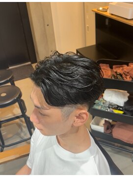 ブルニール 心斎橋(BLEUNIR) メンズショートセンターパート刈り上げフェザーパーマ