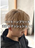 大分メンズハイトーンブリーチ波打ちマッシュショートスタイル