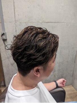 ルレ 本山(Relais) 大人メンズの刈り上げハイライトパーマスタイル