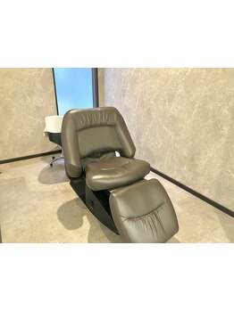 白とブラウンを基調とした落ち着いた雰囲気の中で、癒しのプライベートサロンタイムを―…＊[江南/柏森]