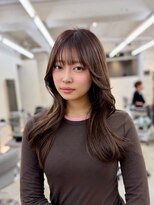 ヒュー 広島(HEW)&nbsp;大人かわいいフェイスバタフライレイヤーカットグレージュヘア