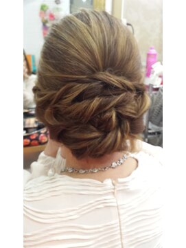 ヘアセットアンドエクステンションショールーム(SHOW ROOM) 結婚式、パーティー用ねじりまとめアップスタイル