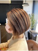 ハイライトで前下がりボブを華やかに