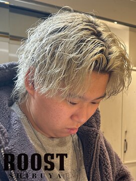 ルースト 渋谷店(ROOST) センターパートウルフ×ブロンドシルバー×波打ちパーマ