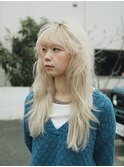 ホワイトブロンドのゆる巻きロングトリプルカラーロングヘア