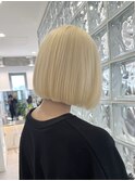 ハイトーン切りっぱなしショートボブアッシュブロンドベージュ