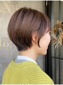 くびれシルエットの前下がりショート