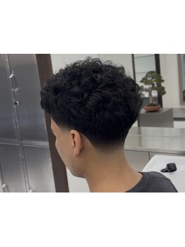 ワンランク上の"自信と風格"をその手に。デキる男に不可欠な清潔感UPの眉と髪へ[バーバー/理容室/眉カット]