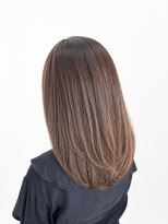 カシー(Casii)&nbsp;50代のロングヘアはレイヤーカットと厚めの毛先で巻きやすく。