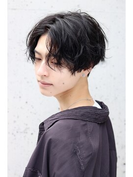 ネイビー(NAVY) 前下がりミディアムセンターパートスパイラルパーマメンズ表参道