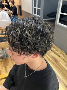 アンドジョー(& jo)の写真/【お手頃価格◎】メンズカット＋パーマ¥7000～!波巻パーマ/フェザーパーマ/ツイスパも同料金◎22時迄営業◇