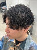 S字のカールが人気のセンターパート×波巻きスパイラルパーマ