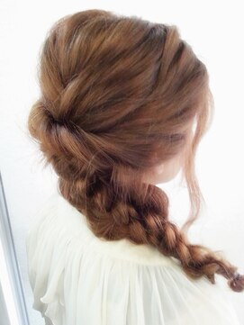 ディー(dee) dee 波ウェーブ三つ編みアレンジ