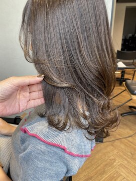 リジー(Litzy) ’ブルーアッシュ×ミディアムレイヤー’【椎葉】