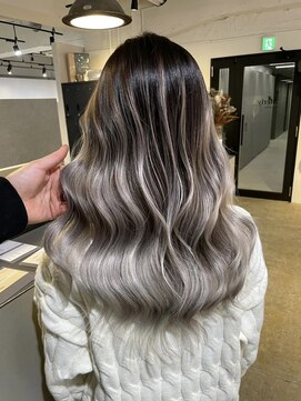 メリー オオサカ(Merly Osaka) 根本暗めで色落ちも長く楽しめるバレ_contrast silver ash_