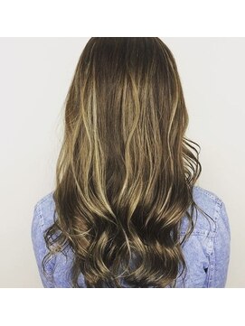 クロエ バイ ラヴィズム 新潟ビルボードプレイス2店(CLOE by LUVISM) ブロンドハイライト＆巻き髪スタイリング