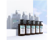 【髪を傷ませない】厳選した低ダメージ薬剤を使用。パサつかずツヤのある上品なパーマ質感をキープ