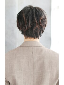 シュシュット(chouchoute) ツイストスパイラルコンマヘアスキンフェードセンターパート/009