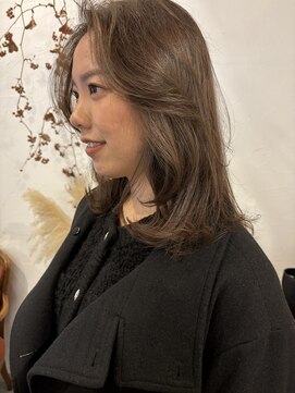 マウロア(MAULOA) 大人レイヤーミディ×透明感ベージュ 堀川葵衣