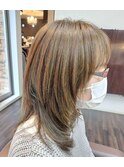 アッシュベージュハイライトレイヤー大人ミディ