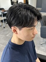 ヒュイル バイ ニアウ(Hwyl by Niau) メンズセンターパートニュアンスパーマ刈り上げショートカット