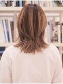 前髪からサイドに繋がるようレイヤーを入れたミディアムレイヤー