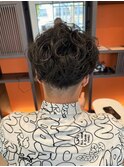 無造作カール×刈り上げでつくるラフなメンズスタイル
