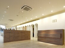 アース 熊本嘉島店(HAIR&MAKE EARTH)の雰囲気（美術館のような落ち着いた雰囲気のフロント☆）