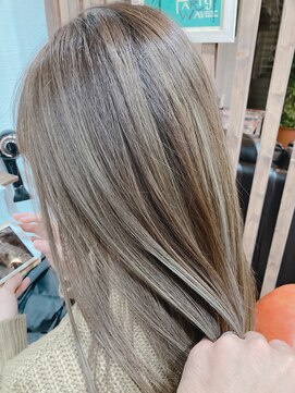 ヘアメイク アンフィ(amphi) アッシュカラー