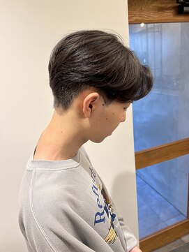 リリアーナ(LILIANA) 刈り上げセンターパート　ユアンスパーマー