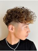スペインカール極道パーマホワイトメッシュスキンフェード短髪