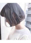 【lamp】グレージュ、切りっぱなし前下がりボブ