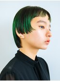 グリーンカラーのオン眉ショート