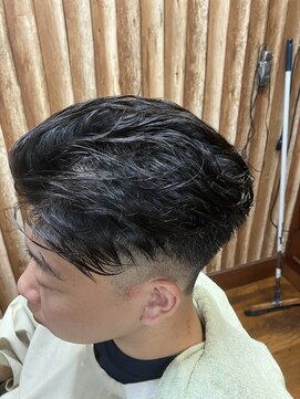 コレトモ(KORETOMO) テーパーフェードカット爽やかビジネススタイル黒髪暗髪