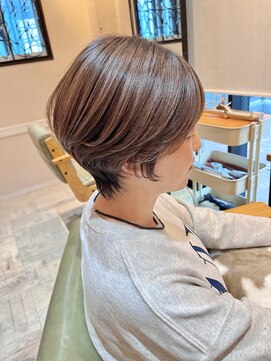 フリックヘアサロン 梅田茶屋町2号店(FLICK HAIR SALON) 白髪を活かす極細ハイライト×くびれショート